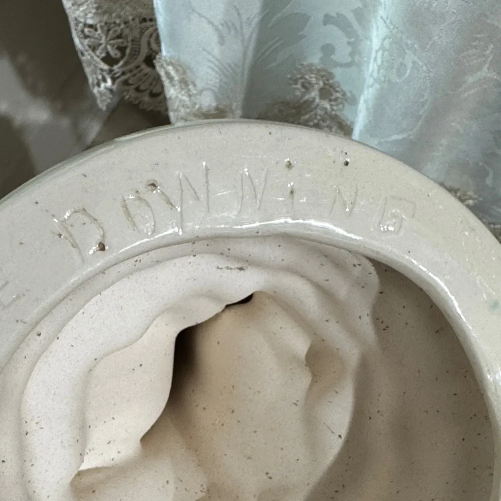 Vintage white ceramic or porcelain Asian female figurine by Maurine Downing - Picture 11 of 12